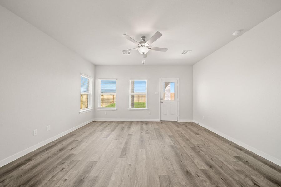 Spacious, unfurnished interior of a new home in Pearlbrook, Texas City (Image 14).
