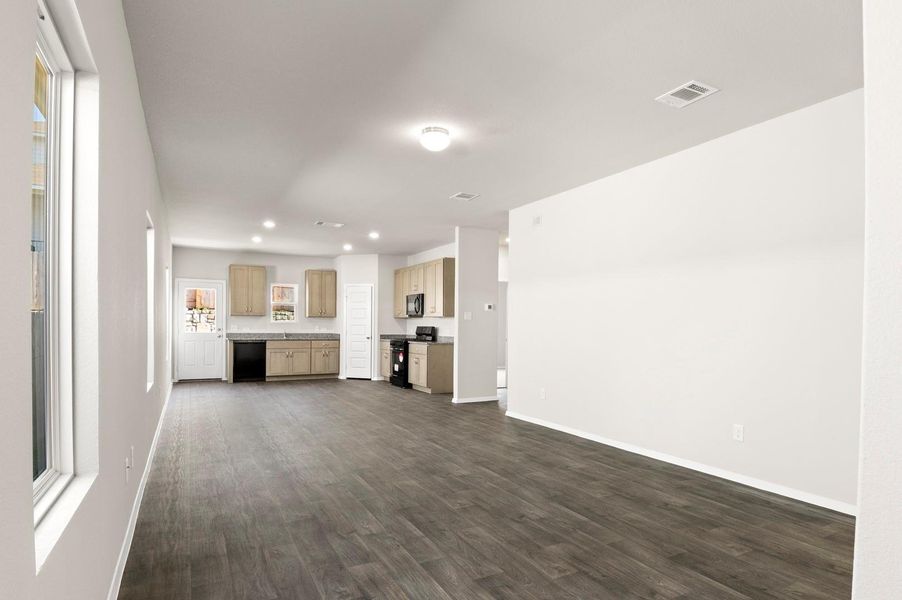 Spacious, unfurnished interior of a new home in Cloverleaf, Austin (Image 21).