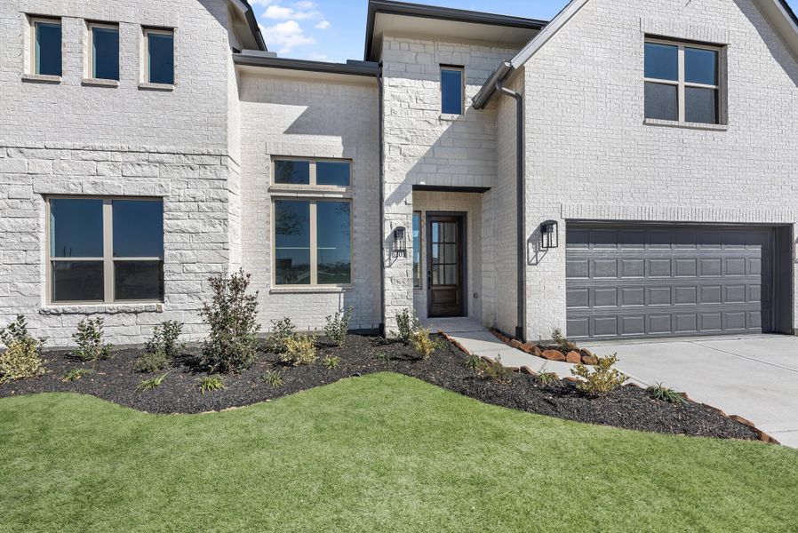 Exterior details and patio area of a home in Meridiana, Manvel (Image 3).