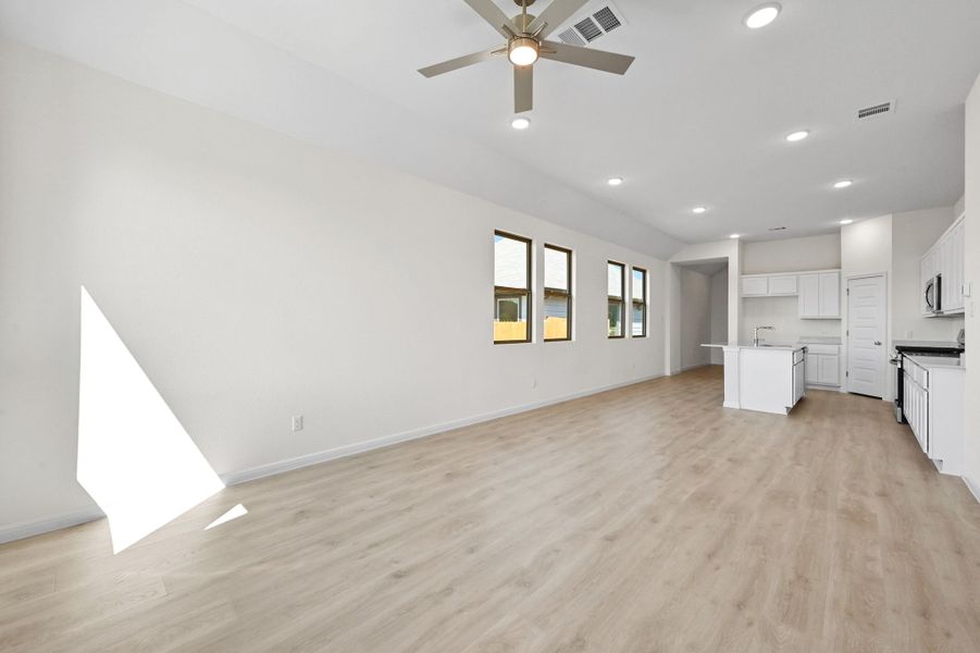 Spacious, unfurnished interior of a new home in Trinity Ranch, Elgin (Image 21).