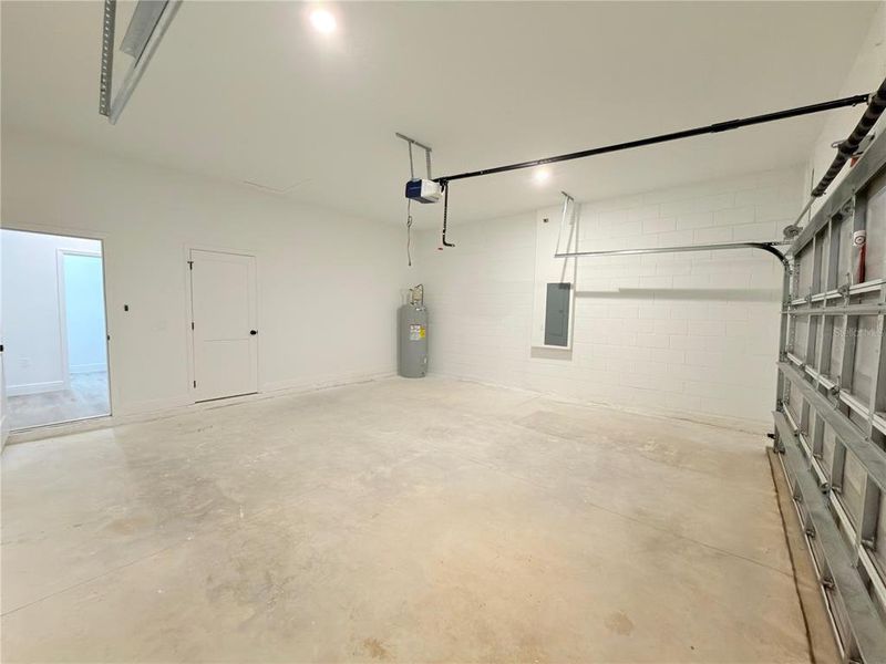 Spacious, unfurnished interior of a new home in , Ocala (Image 25).