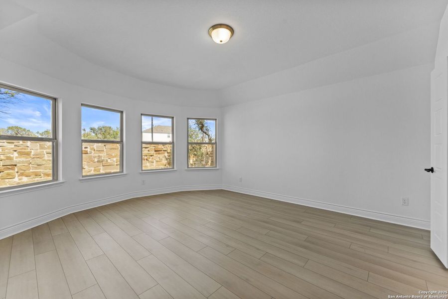 Spacious, unfurnished interior of a new home in Davis Ranch, San Antonio (Image 16).