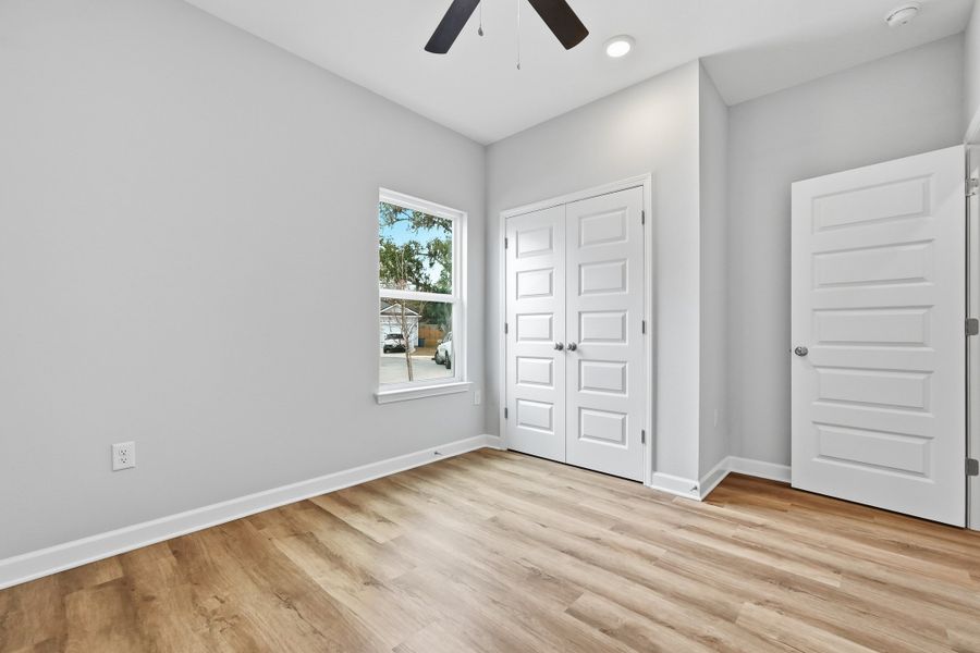 Spacious, unfurnished interior of a new home in Live Oak Cottages, Freeport (Image 38).