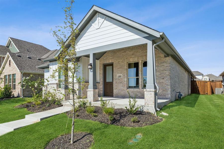 View of front facade with a front yard