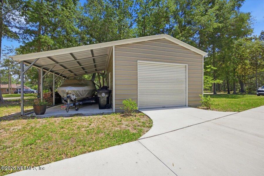 Exterior details and patio area of a home in , Green Cove Springs (Image 23).