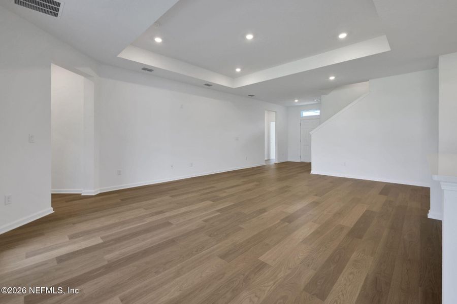 Spacious, unfurnished interior of a new home in Jennings Farm, Middleburg (Image 20).