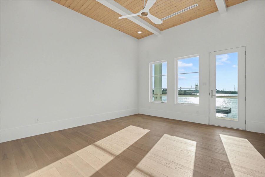 Spacious, unfurnished interior of a new home in , Galveston (Image 37).
