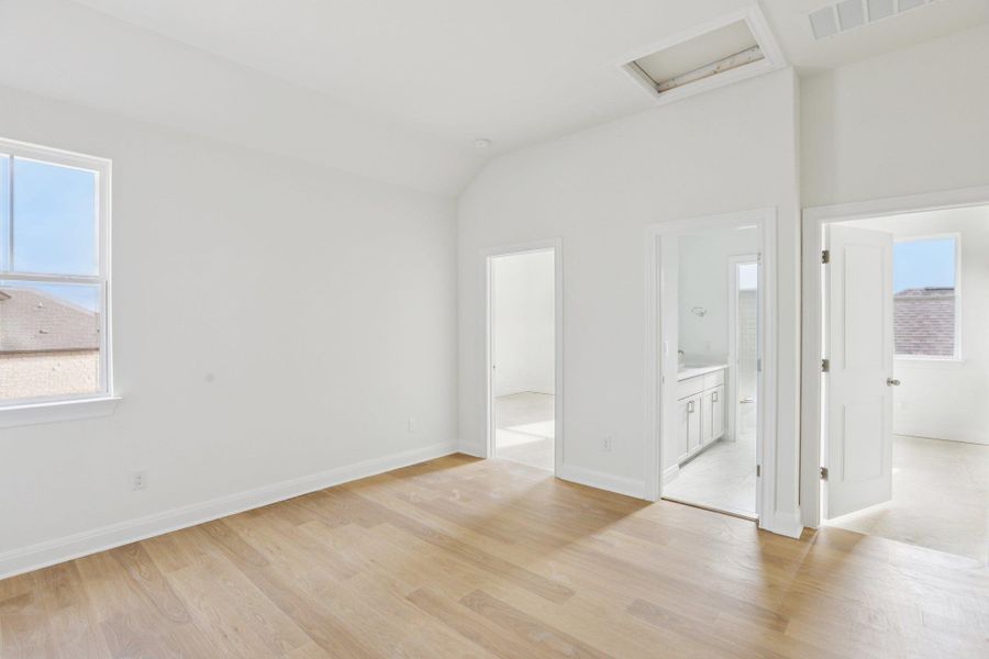 Spacious, unfurnished interior of a new home in Persimmon, Buda (Image 23).