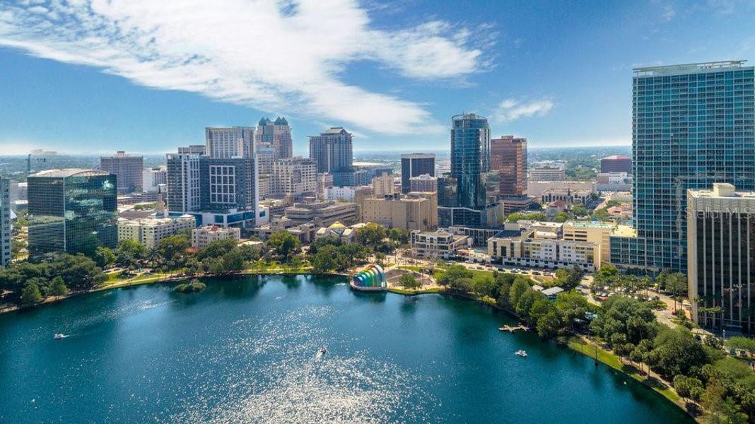 Condo located in Orlando, FL showcasing its design and architecture (Image 4).