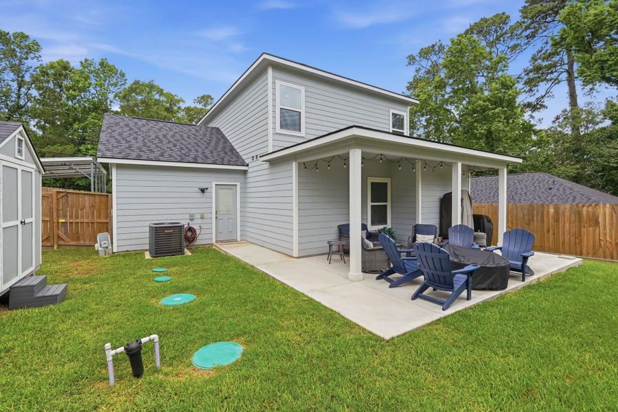 Exterior details and patio area of a home in Arrowhead Lakes, Willis (Image 19).