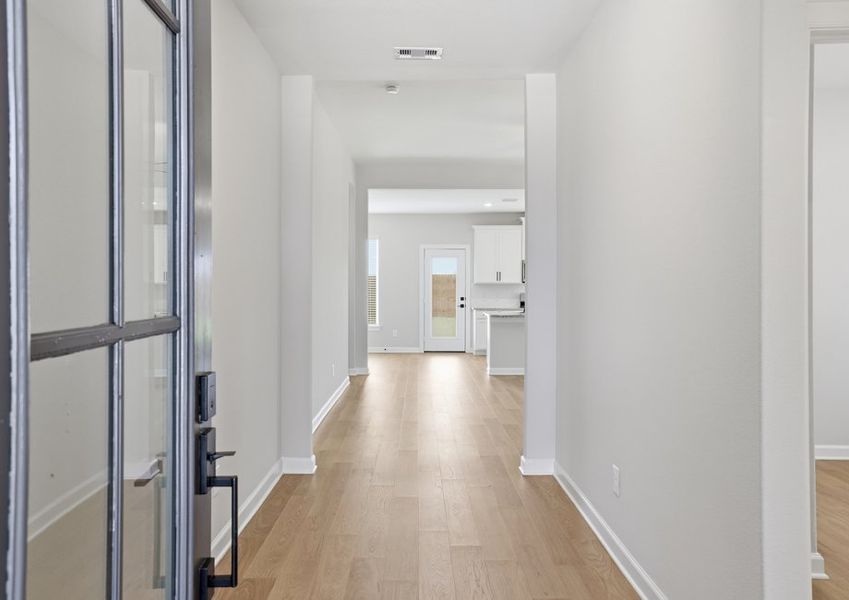 Oak - TX | Entry Hallway – Corridor View