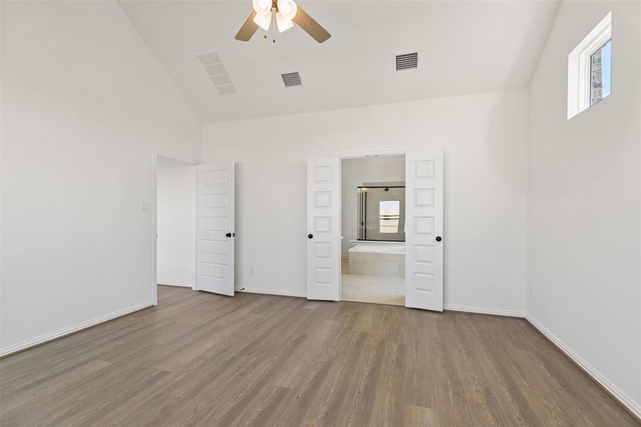 Spacious, unfurnished interior of a new home in Oakwood Estates, Waller (Image 28).