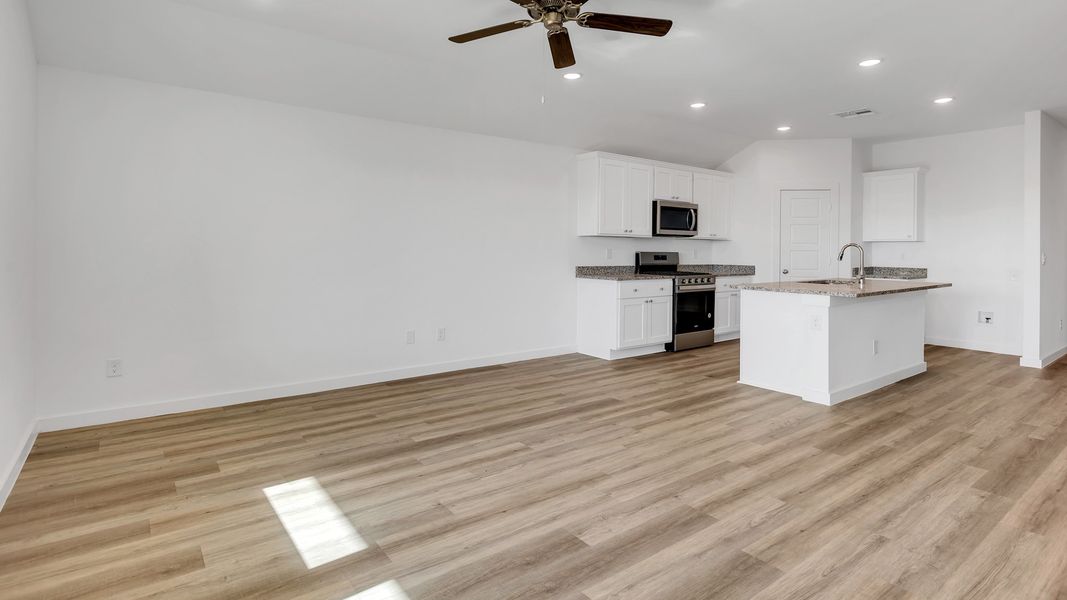 Spacious, unfurnished interior of a new home in Terra Vista, Lubbock (Image 15).