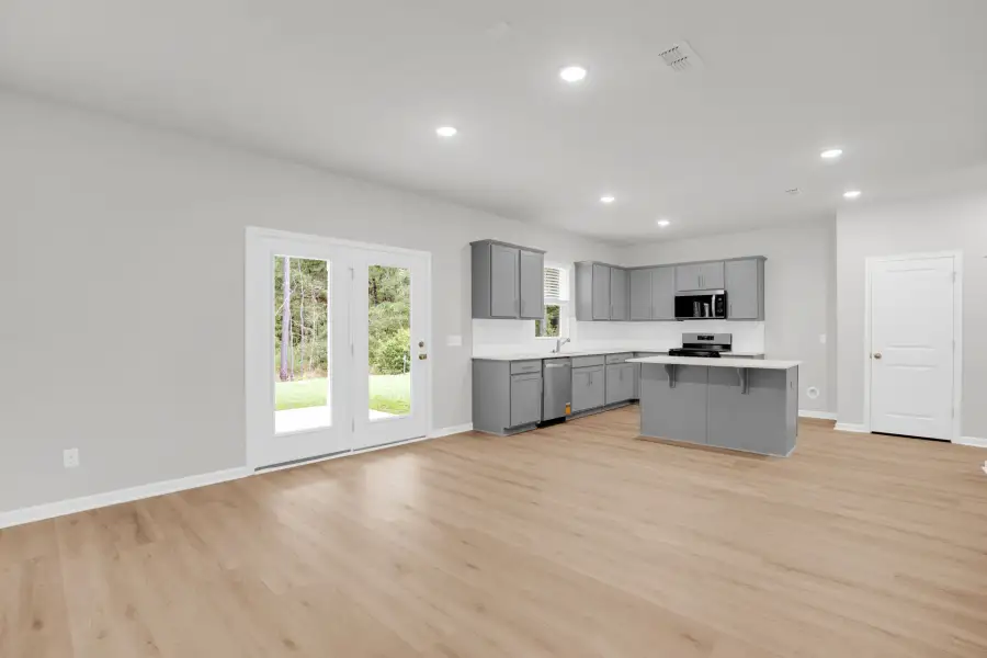 Spacious, unfurnished interior of a new home in Bradford Pointe, Summerville (Image 39).