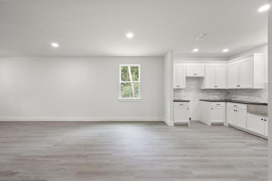 Spacious, unfurnished interior of a new home in , Tool (Image 22).