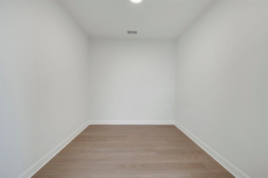 Spacious, unfurnished interior of a new home in Sienna - Grove Collection, Missouri City (Image 26).