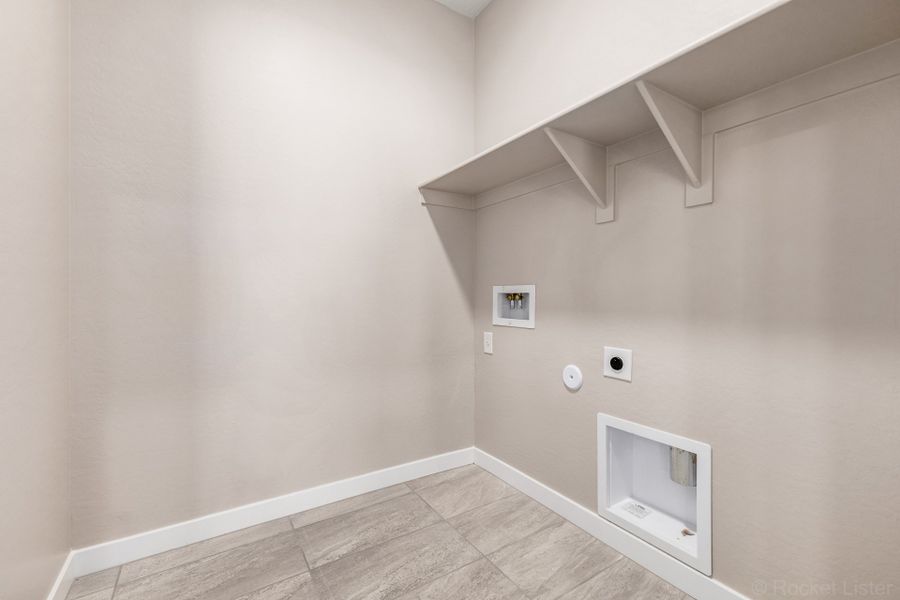 Spacious, unfurnished interior of a new home in Mira Vista at Victory, Buckeye (Image 9).