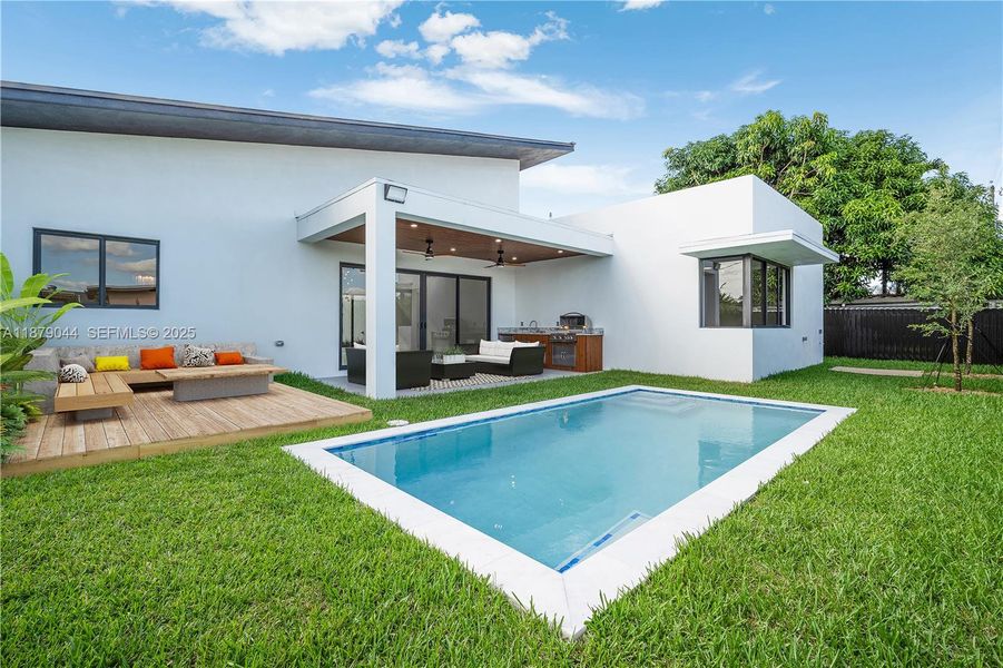 Exterior details and patio area of a home in , Miami (Image 24).