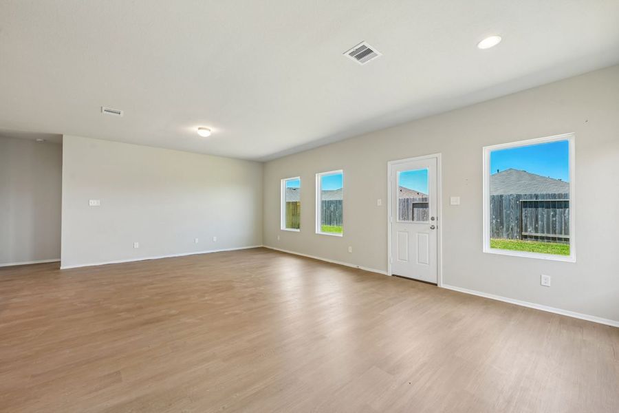 Spacious, unfurnished interior of a new home in Harrington Trails, New Caney (Image 14).