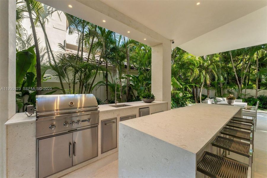 Exterior details and patio area of a home in , Miami (Image 27).