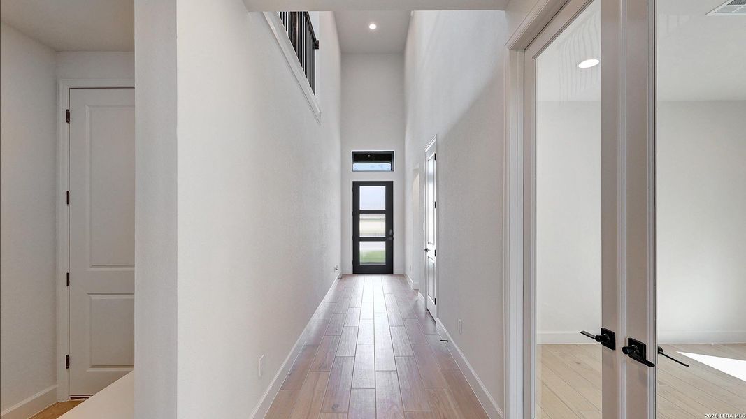 Spacious, unfurnished interior of a new home in Ladera, San Antonio (Image 19).