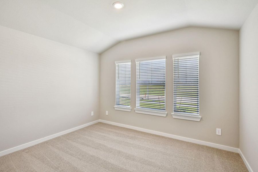 Spacious, unfurnished interior of a new home in Stewart's Ranch, Conroe (Image 22).
