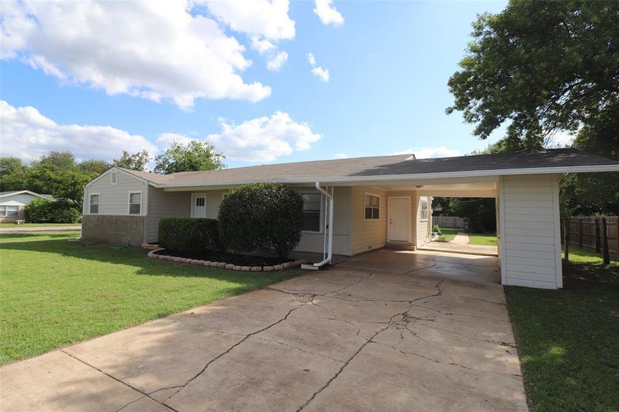 Exterior details and patio area of a home in , Brownwood (Image 14).