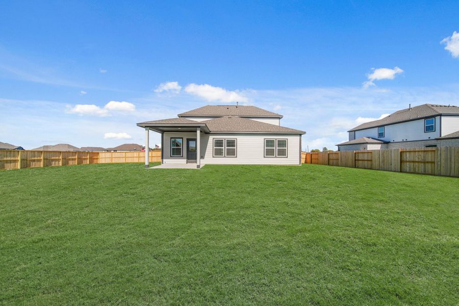 Exterior details and patio area of a home in Country Creek, Mont Belvieu (Image 3).