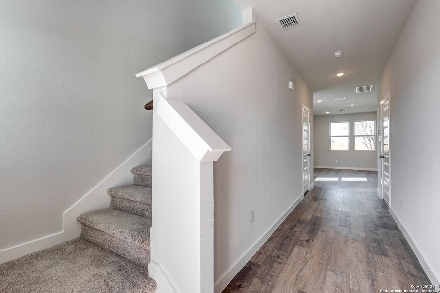 Spacious, unfurnished interior of a new home in Mesa Vista, San Antonio (Image 20).