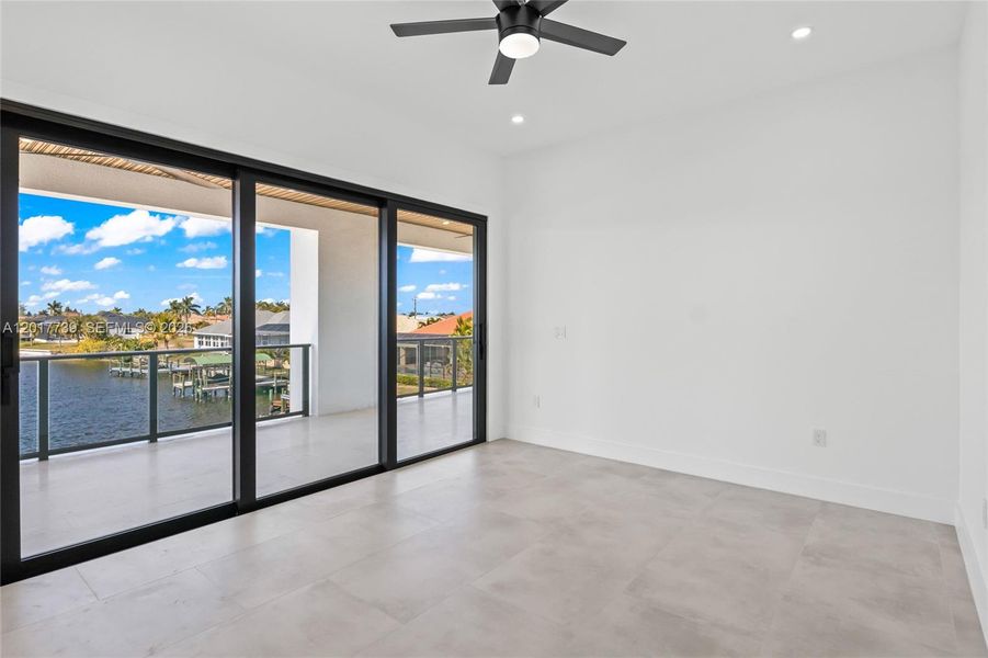 Spacious, unfurnished interior of a new home in , Cape Coral (Image 31).