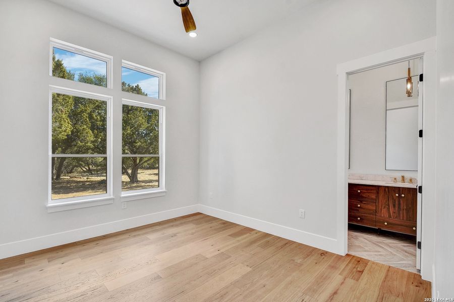 Spacious, unfurnished interior of a new home in , Bandera (Image 19).