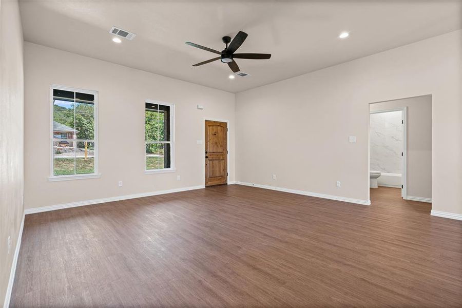 Spacious, unfurnished interior of a new home in , Mineral Wells (Image 30).