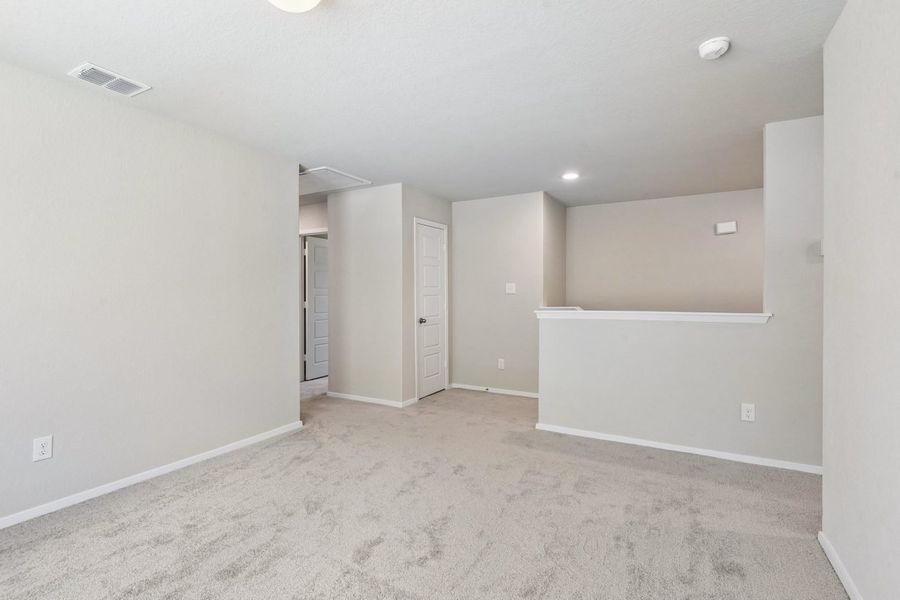 Spacious, unfurnished interior of a new home in Hunters Ranch, San Antonio (Image 19).