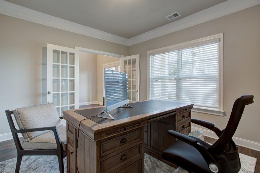 Furnished interior view inside a new home in Livingstone Park, Kennesaw (Image 10).