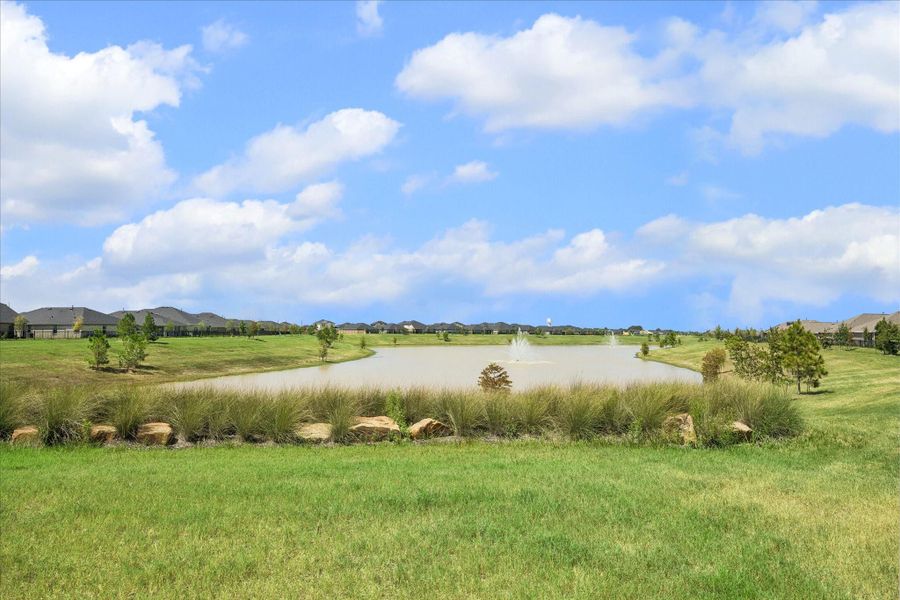 A little water goes a long way when it comes to slowing down. Sunterra’s lakes and open green spaces add a peaceful backdrop for walks, fresh air and an easy excuse to spend more time outside.