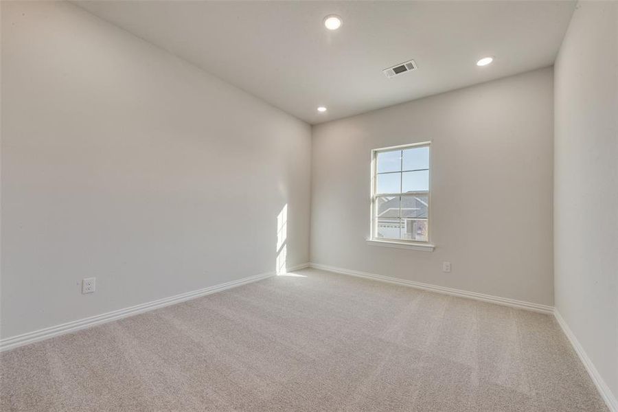 Spacious, unfurnished interior of a new home in Villages of Hurricane Creek, Anna (Image 25).