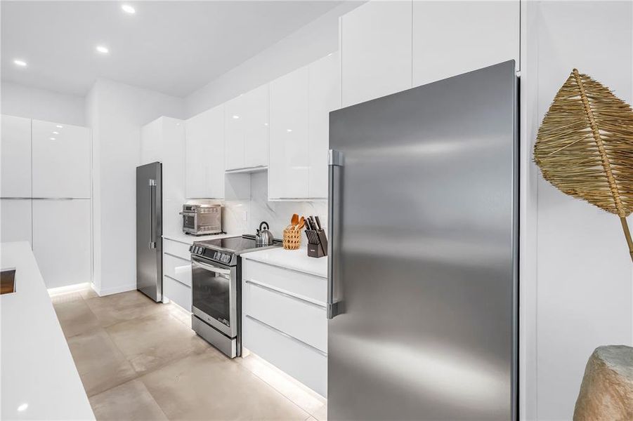 Furnished interior view inside a new home in , Sarasota (Image 44).
