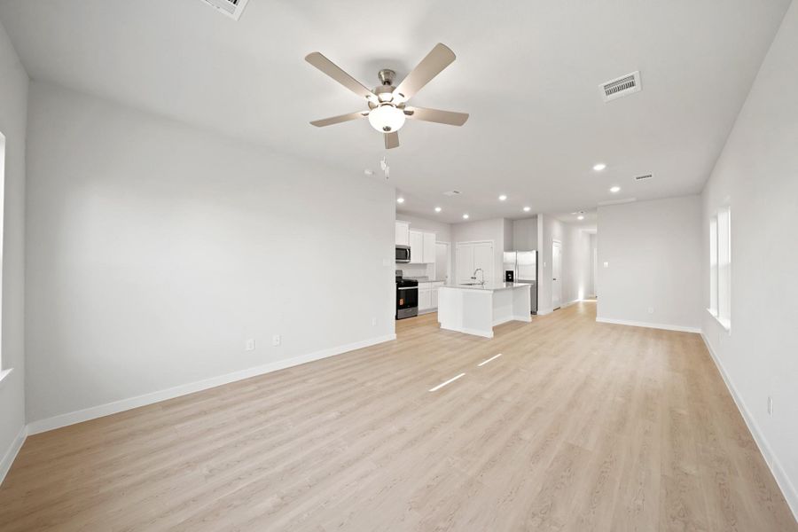 Spacious, unfurnished interior of a new home in Riverwood Ranch, Angleton (Image 19).