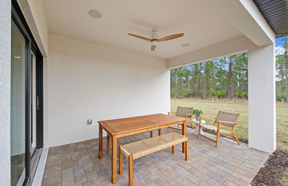 Exterior details and patio area of a home in Caloosa Cove, Labelle (Image 3).