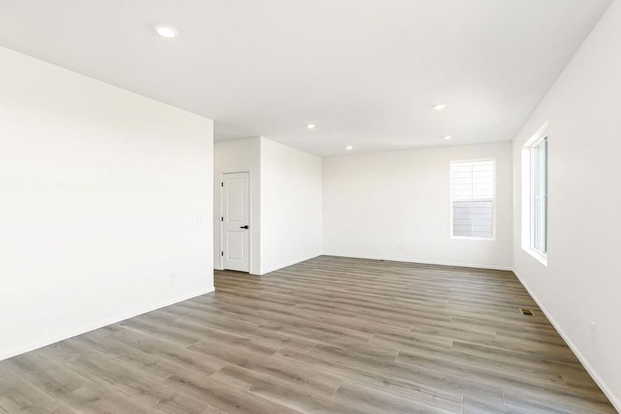 Spacious, unfurnished interior of a new home in Murphy Creek Classic, Aurora (Image 6).