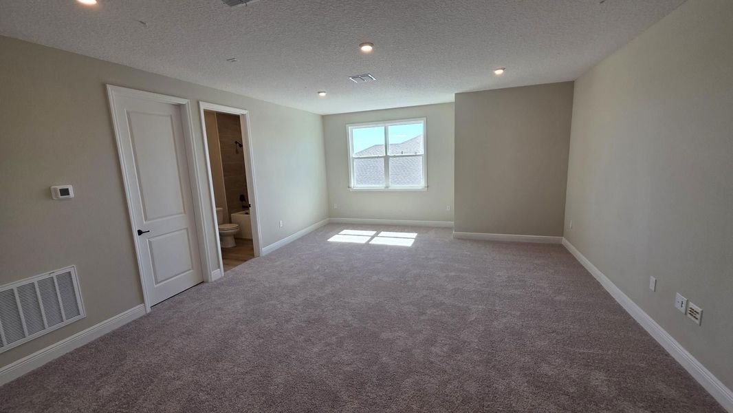 Spacious, unfurnished interior of a new home in Island Forest Preserve, Merritt Island (Image 8).