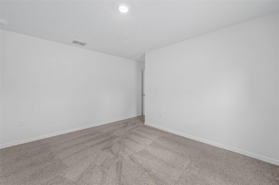 Spacious, unfurnished interior of a new home in Vero Lake Estates, Vero Beach (Image 11).