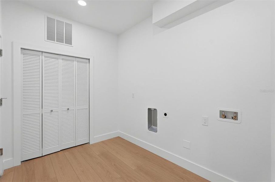 Spacious, unfurnished interior of a new home in , St. Petersburg (Image 20).