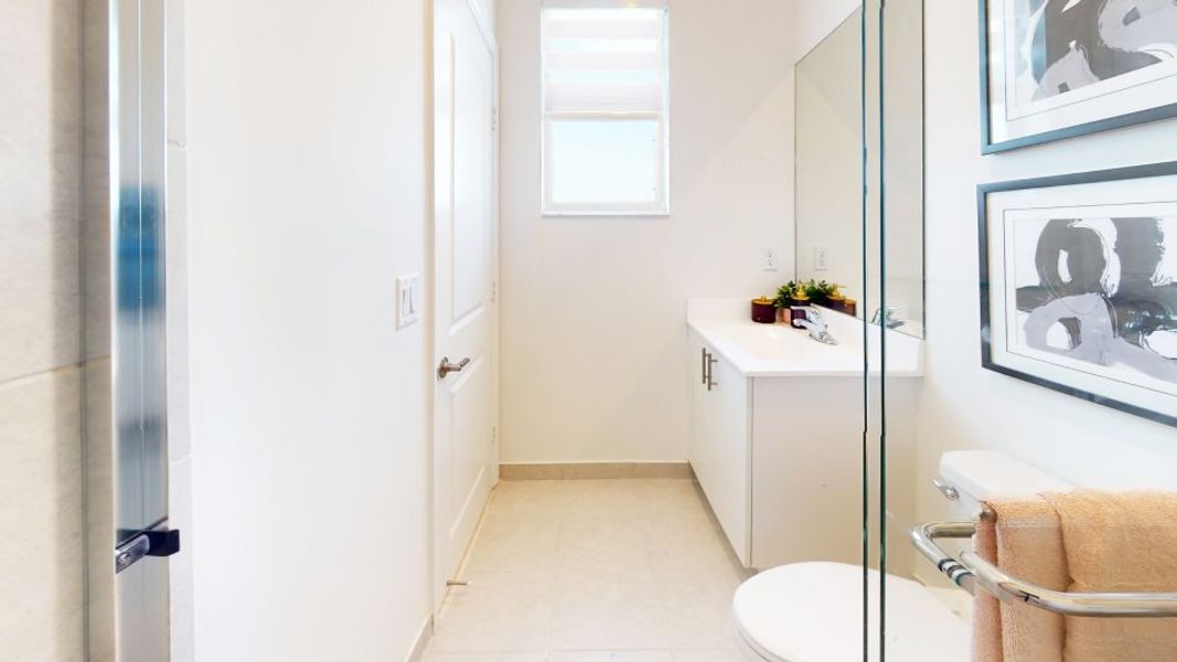 Casis plan owners bathroom