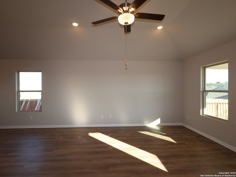 Spacious, unfurnished interior of a new home in Hunters Ranch, San Antonio (Image 33).