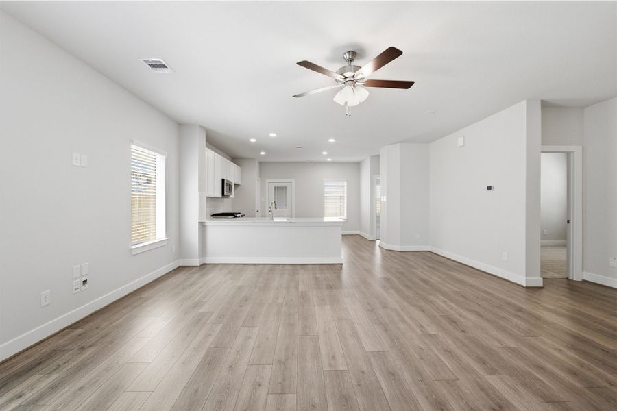 Spacious, unfurnished interior of a new home in Bay Creek, Baytown (Image 24).