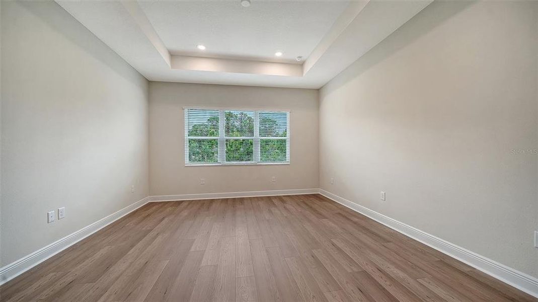 Spacious, unfurnished interior of a new home in , Sarasota (Image 29).