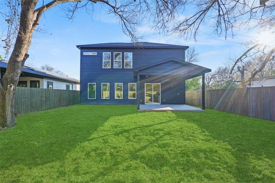 Exterior details and patio area of a home in , Dallas (Image 3).