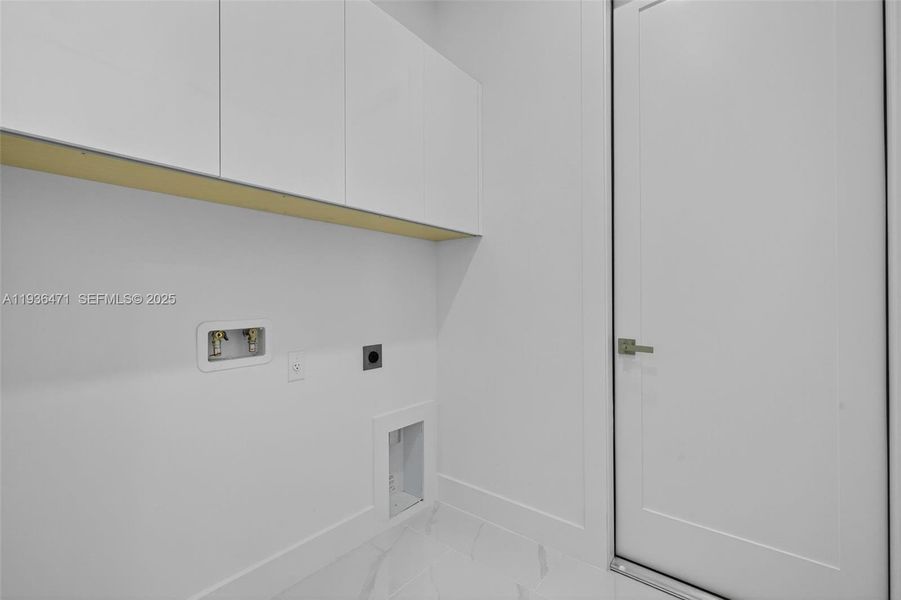 Spacious, unfurnished interior of a new home in , Cape Coral (Image 21).