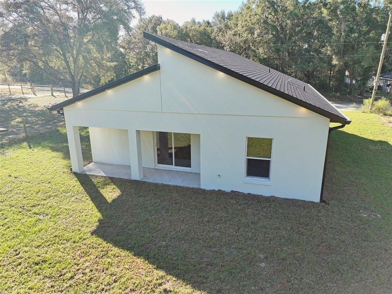 Exterior details and patio area of a home in , Dunnellon (Image 3).